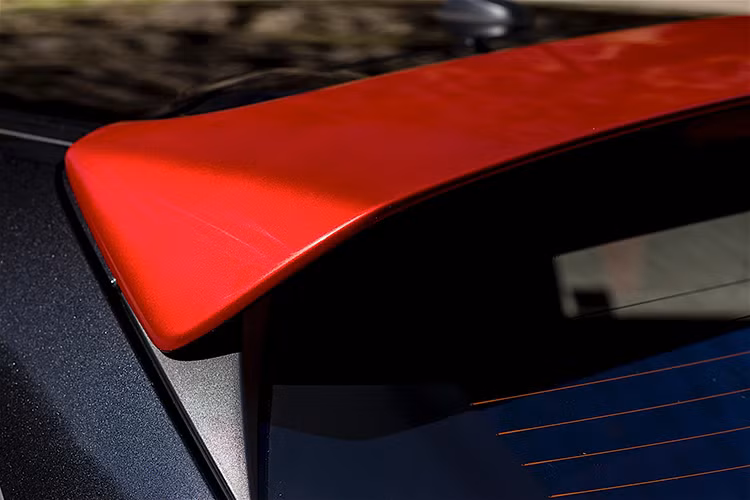 Sự khác biệt được thể hiện qua màu sơn đỏ ở cánh gió và cản sau. Nếu muốn, khách hàng có thể tùy chọn mâm xe hợp kim 15 inch màu Dark Gunmetal (300 Bảng Anh), cho cái nhìn thể thao hơn.