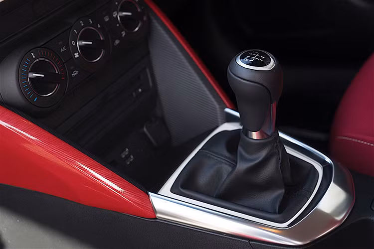 Sức mạnh của xe vẫn giữ nguyên, đó là động cơ xăng SkyActiv-G 1.5L cho công suất 89 mã lực. Kết hợp với hộp số tay 5 cấp cho khả năng tăng tốc từ 0-100km trong 9,4 giây. Lượng khí thải được hãng xe Nhật Bản công bố ở mức 105g/km.