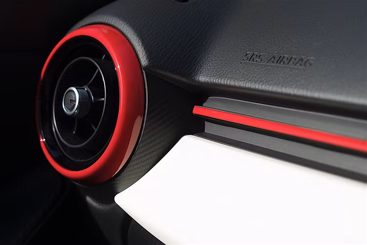 Đi cùng với đó là các trang bị tính năng tiêu chuẩn như kết nối Bluetooth, kiểm soát hành trình và màn hình cảm ứng trung tâm 7 inch. Khách hàng cũng có thể đặt thảm sàn Red Edition nhưng phải thêm chi phí.