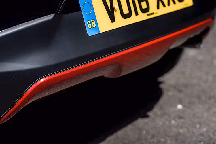 “Phiên bản đặc biệt mới nhất của chúng tôi cung cấp một vẻ ngoài và nội thất phong cách cho những khách hàng muốn sự khác biệt cho chiếc xe của họ” - ông Peter Allibon, Giám đốc bán hàng Mazda tại Anh chia sẻ.