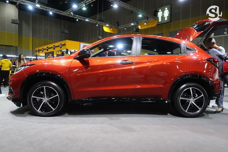 Mẫu crossover cỡ nhỏ Honda HR-V này được phát triển dựa trên khung sườn của 2 người anh em Honda City và Jazz, nhưng có chiều dài cơ sở lớn hơn, kích thước 2.610 mm, dài hơn City 10 mm và dài hơn Jazz 80 mm. Với thiết kế 1 chiếc SUV, HR-V cao hơn hẳn so với 2 người anh em.