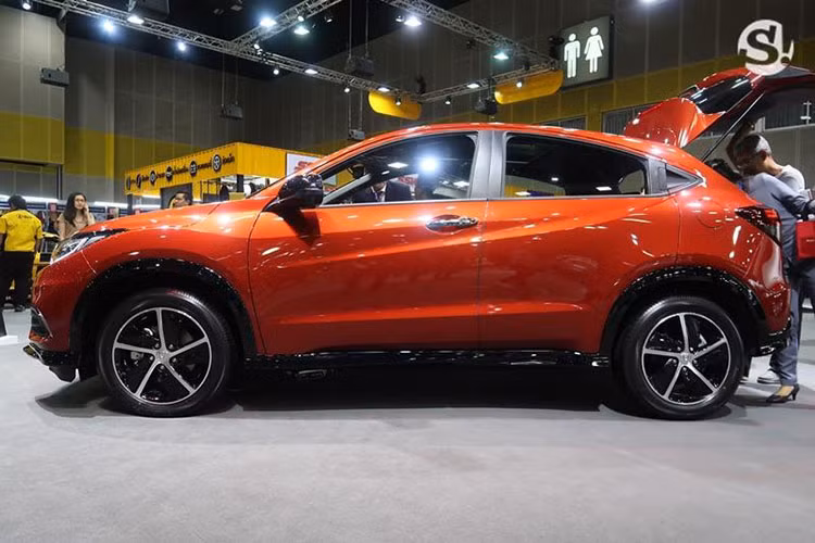 Mẫu crossover cỡ nhỏ Honda HR-V này được phát triển dựa trên khung sườn của 2 người anh em Honda City và Jazz, nhưng có chiều dài cơ sở lớn hơn, kích thước 2.610 mm, dài hơn City 10 mm và dài hơn Jazz 80 mm. Với thiết kế 1 chiếc SUV, HR-V cao hơn hẳn so với 2 người anh em.