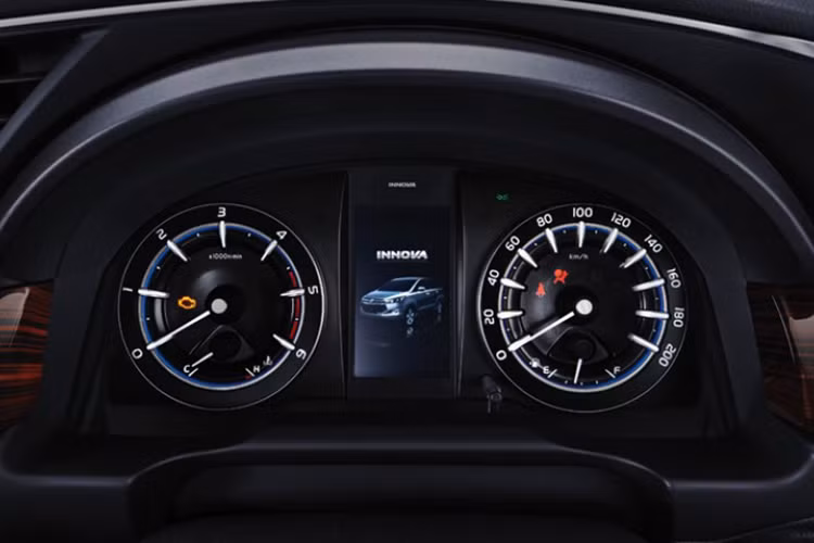 Những tính năng của xe như màn hình thông tin giải trí 8-inch trên bảng táp-lô, điều hòa tự động, đèn cảm biến, cửa kính tự động và 7 túi khí... cũng giống như các phiên bản Innova cao cấp khác hiện nay.