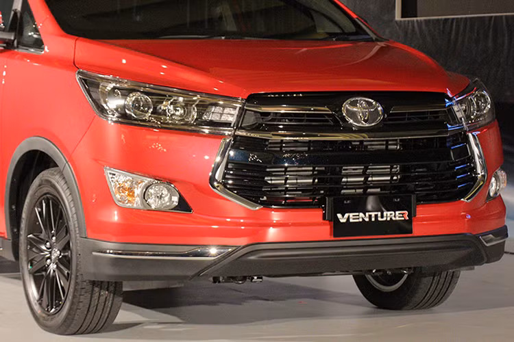 So với phiên bản thường, Innova Venturer sở hữu một số điểm khác biệt ở ngoại thất. Trong đó, cản trước của xe có lưới tản nhiệt được sơn màu đen bóng với các dải chrome trang trí, trong khi nằm bên dưới cản trước cũng là những tấm nẹp ốp với viền mạ chrome sang trọng hơn.