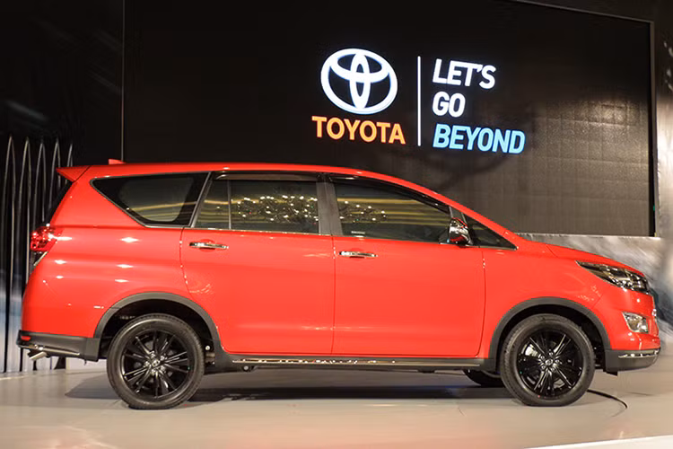 Mẫu xe MPV 7 chỗ Toyota Innova Venturer mới từng được hãng xe Nhật bản cho ra mắt hồi đầu năm 2017 tại thị trường Indonesia và mới đây vào tháng 9/2017 tại Malaysia. Ở Việt Nam, Venturer nằm giữa hai phiên bản V và G nên trang bị ngoại thất của xe tương đồng với bản G,E khi không sở hữu đèn LED pha hay định vị như bản V.