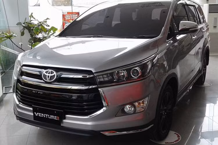 Trong bảng giá mới nhất Toyota Việt Nam vừa cập nhật, giá bán tất cả các mẫu xe MPV 7 chỗ Innova đều đã được giảm từ 42 - 50 triệu đồng kể từ tháng 11/2017. Bên cạnh đó, bằng việc cập nhật giá bán mới, Toyota cũng đã ra mắt Innova Venturer tại Việt Nam với giá bán 855 triệu đồng.