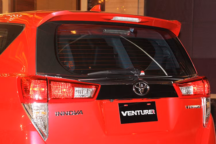 Trên phiên bản Venturer mới, một tấm ốp nhựa đen piano đã được đặt giữa cặp đèn hậu của xe, tạo cảm giác cửa kính sau rộng hơn. Nằm bên trên cửa sau là một cánh đuôi được tích hợp đèn phanh.