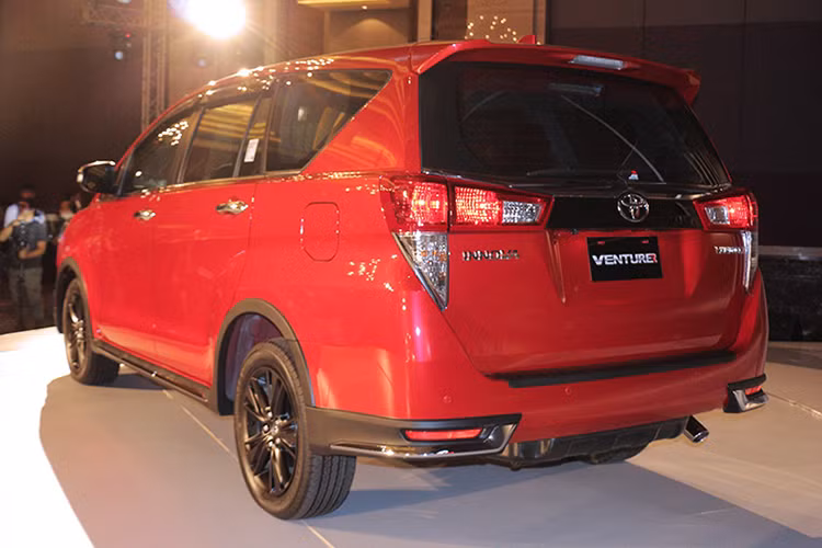 Ở hai bên thân xe, bộ mâm 5 cánh kép kích thước 17-inch của Innova đã được sơn màu xám chì bóng thay vì màu bạc, đồng thời chiếc xe có các nẹp hông mạ chrome chạy tới cản sau.