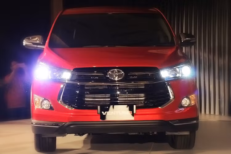 Trên phiên bản cao cấp thế hệ mới vừa được Toyota Việt nam giới thiệu, chiếc MPV 7 chỗ Innova Venturer 2017 nổi bật với ngoại thất màu đỏ tươi khá bắt mắt, đi kèm là những đường viền màu đen tương phản trên vòm bánh xe, bậc thềm lên xuống.