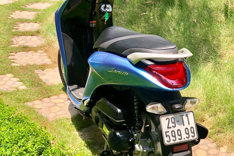 Việc những chiếc xe may đời cũ hay xe ga cao cấp mang biển số khủng, tứ quý và ngũ quý có lẽ không còn hiếm gặp trên đường phố Việt. Tuy nhiên, với những chiếc xe &#x8;ga giá rẻ như Yamaha Janus mang biển "tứ &#x1d;qúy 9" thì có lẽ sẽ việc này không có nhiều và có thể nói là rất ít gặp.