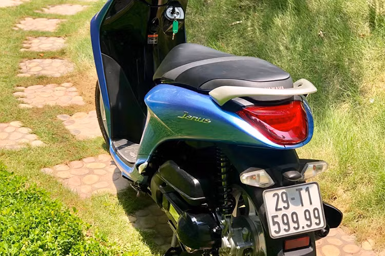 Việc những chiếc xe may đời cũ hay xe ga cao cấp mang biển số khủng, tứ quý và ngũ quý có lẽ không còn hiếm gặp trên đường phố Việt. Tuy nhiên, với những chiếc xe ga giá rẻ như Yamaha Janus mang biển "tứ qúy 9" thì có lẽ sẽ việc này không có nhiều và có thể nói là rất ít gặp.