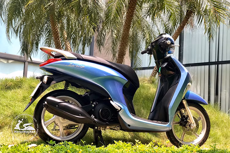 Về ngoại hình, Yamaha Janus được thiết kế với ý tưởng "Vẻ đẹp hài hòa cùng tiện ích" (Beautility), với mục đích hòa hợp giữa 2 yếu tố là thời trang (beauty) và tiện ích (utility) hướng tới đối tượng khách hàng nữ từ 19 tới 26 tuổi. Tên gọi của xe xuất phát từ vị thần đại diện cho sự khởi đầu và thời gian Janus trong thần thoại Roman.