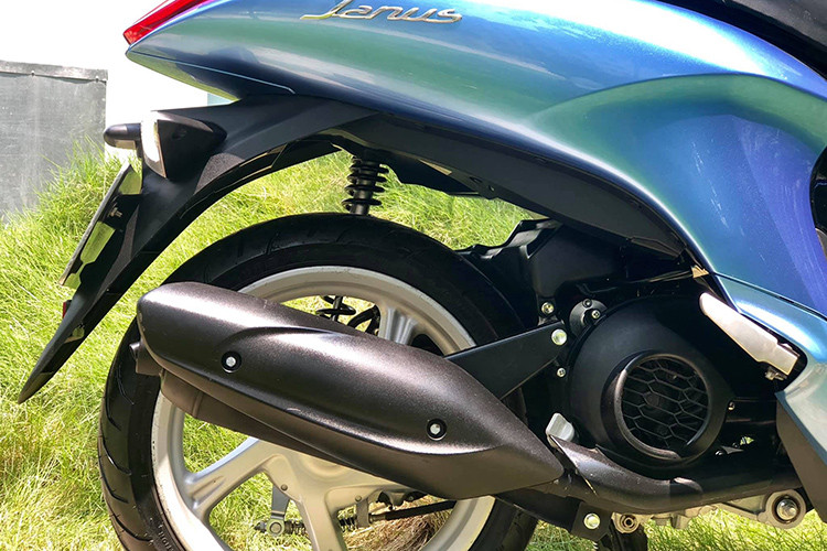 Giống như nhiều mẫu xe tay ga bánh lớn giá rẻ khác của Yamaha trong những năm qua, Janus sử dụng cấu hình bánh 14 inch 5 cánh kép xoắn, hệ thống phanh đĩa cho bánh trước và phanh đùm cho bánh sau. Thân xe được vuốt thuôn về phía sau, kết thúc ở đèn hậu với kích thước rất lớn và viền LED hình chữ U đẹp mắt. Cặp xi-nhan của xe được tích hợp vào pát biển số và chắn bùn sau.