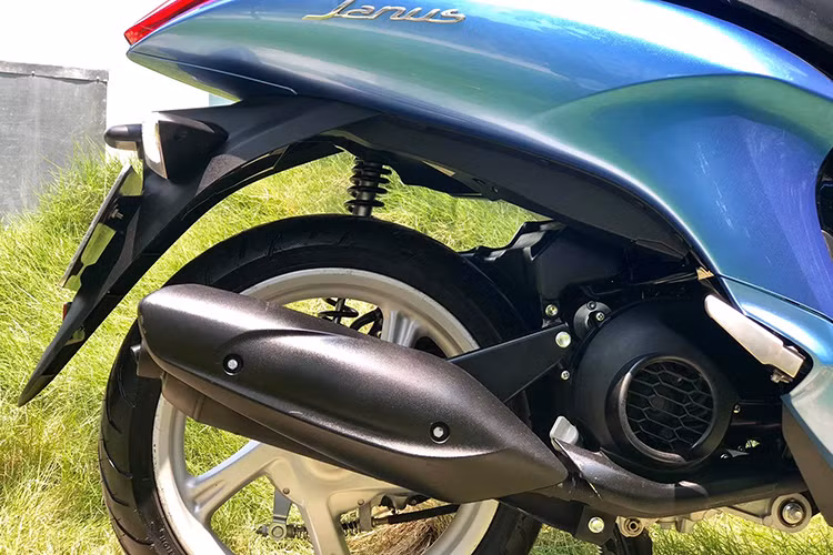 Giống như nhiều mẫu xe tay ga bánh lớn giá rẻ khác của Yamaha trong những năm qua, Janus sử dụng cấu hình bánh 14 inch 5 cánh kép xoắn, hệ thống phanh đĩa cho bánh trước và phanh đùm cho bánh sau. Thân xe được vuốt thuôn về phía sau, kết thúc ở đèn hậu với kích thước rất lớn và viền LED hình chữ U đẹp mắt. Cặp xi-nhan của xe được tích hợp vào pát biển số và chắn bùn sau.