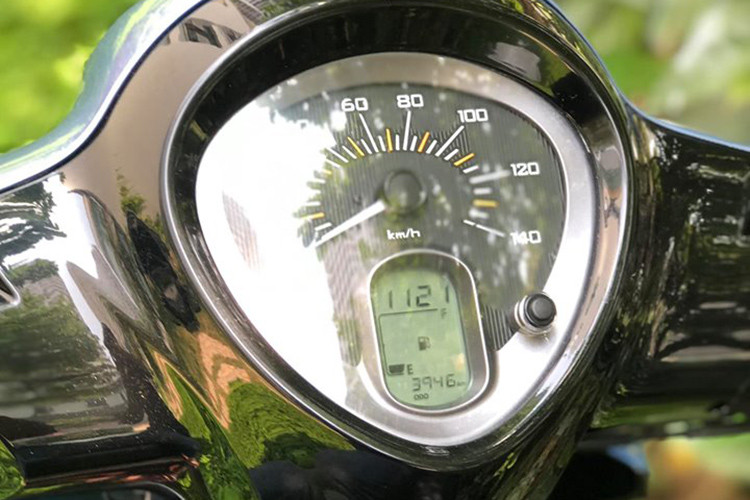 Phần trước của xe đơn giản với đèn pha oval đặt trên đầu xe, một dải đèn LED định vị chạy dọc mặt nạ trước và cặp đèn xi-nhan lớn được tích hợp ở hai bên yếm. Bảng đồng hồ được thiết kế đơn giản và có dạng oval mô phỏng lại hình dáng đèn pha xe. Một màn hình nhỏ báo giờ, mức xăng cùng ODO nằm ở dưới đáy, bao quanh là những đèn báo...