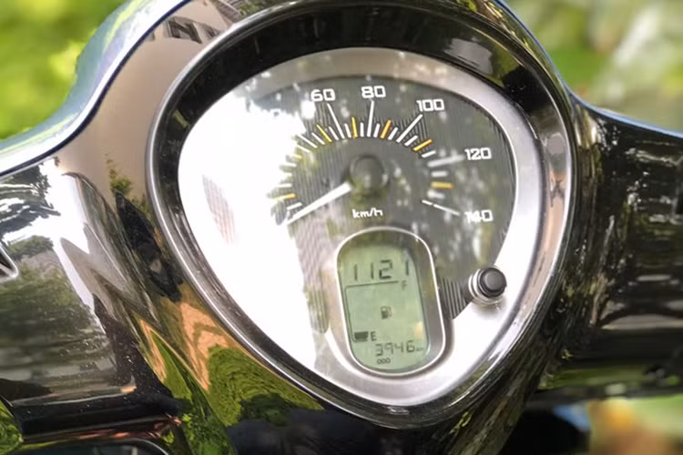 Phần trước của xe đơn giản với đèn pha oval đặt trên đầu xe, một dải đèn LED định vị chạy dọc mặt nạ trước và cặp đèn xi-nhan lớn được tích hợp ở hai bên yếm. Bảng đồng hồ được thiết kế đơn giản và có dạng oval mô phỏng lại hình dáng đèn pha xe. Một màn hình nhỏ báo giờ, mức xăng cùng ODO nằm ở dưới đáy, bao quanh là những đèn báo...