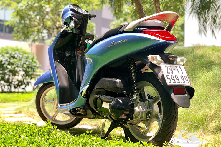 Cung cấp sức mạnh cho Janus là khối động cơ 125cc 1 xi-lanh SOHC làm mát bằng gió, có công suất tương đối nhỏ 9,5 mã lực và mô-men xoắn cực đại 9,6 Nm. Sử dụng công nghệ Blue Core và nòng xi-lanh hợp kim DiASil, động cơ này cũng đã được sử dụng trên nhiều mẫu xe tay ga của Yamaha ở cả Việt Nam lẫn trên Thế giới.