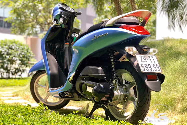 Cung cấp sức mạnh cho Janus là khối động cơ 125cc 1 xi-lanh SOHC làm mát bằng gió, có công suất tương đối nhỏ 9,5 mã lực và mô-men xoắn cực đại 9,6 Nm. Sử dụng công nghệ Blue Core và nòng xi-lanh hợp kim DiASil, động cơ này cũng đã được sử dụng trên nhiều mẫu xe tay ga của Yamaha ở cả Việt Nam lẫn trên Thế giới.