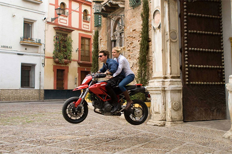 Ducati Hypermotard vẫn luôn được xem là biểu tượng, mang đậm phong cách một chiếc xe cào cào với trang bị động cơ dung tích lớn. Cụ thể, xe được trang bị khối động cơ V-Twin 1.078cc, sản sinh công suất 90 mã lực tại tại tua máy 7.750 vòng/phút và mômen xoắn 103,5 Nm tại tua máy 10.500 vòng/phút.