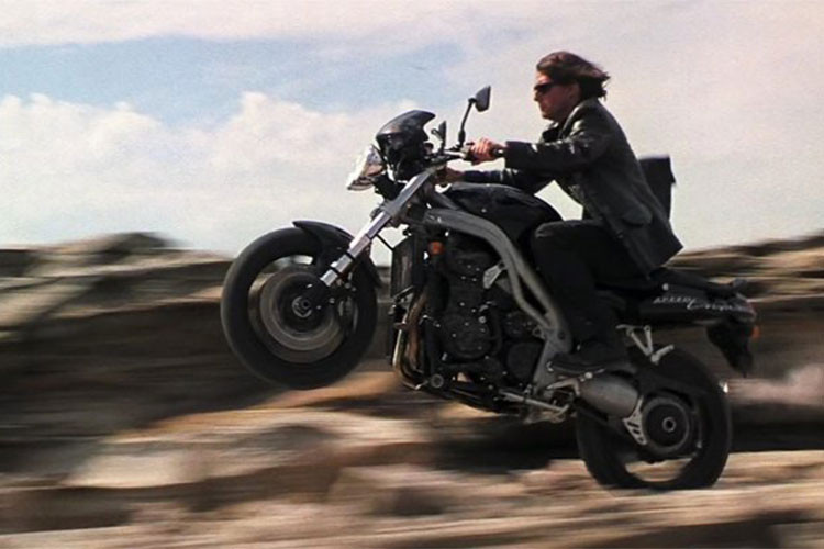 Chiếc Triumph Speed Triple sử dụng trong phim là phiên bản 2005, với thiết kế đèn pha đôi tròn, ống xả bắt sát vào đuôi xe và sử dụng gắp đơn phía sau. Xe trang bị động cơ 3 xylanh, dung tích 1.050cc, làm mát bằng dung dịch và dầu, sản sinh công suất 131 mã lực tại tua máy 9.100 vòng/phút và mômen xoắn cực đại 105 Nm tại tua máy 5.100 vòng/phút.