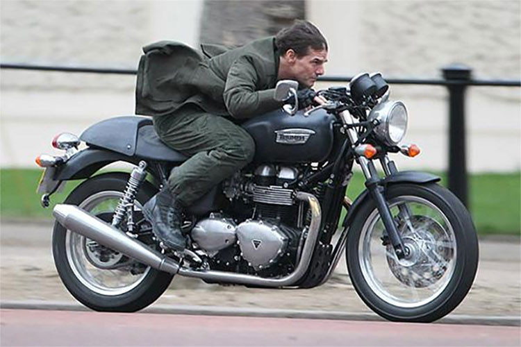 Triumph Thruxton là chiếc xe mà Tom Cruise sử dụng trong một phân cảnh khá ngắn của phim Edge of Tomorrow. Tuy nhiên, không có cảnh hành động nào được thiện hiện với chiếc Triumph Thruxton.
