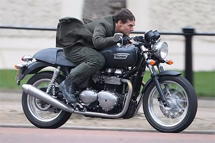 Triumph Thruxton là chiếc xe mà Tom Cruise sử dụng trong một phân cảnh khá ngắn của phim Edge of Tomorrow. Tuy nhiên, không có cảnh hành động nào được thiện hiện với chiếc Triumph Thruxton.