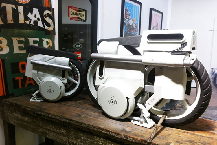 Nếu để so sánh với các bộ phim khác thì các cảnh rượt đuổi trên xe hai bánh trong phim Oblivion có phần mờ nhạt, vai trò của chiếc xe môtô của Honda trong các cảnh hành động cũng không thực sự quan trọng.