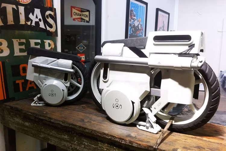 Nếu để so sánh với các bộ phim khác thì các cảnh rượt đuổi trên xe hai bánh trong phim Oblivion có phần mờ nhạt, vai trò của chiếc xe môtô của Honda trong các cảnh hành động cũng không thực sự quan trọng.