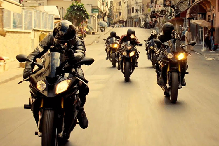 BMW S1000RR mà Tom Cruise sử dụng trong phim thuộc đời 2014, phiên bản cuối cùng của thế hệ cũ với thiết kế "mắt nổ mắt xịt" đã trở thành thương hiệu của dòng xe này. Xe sở hữu động cơ 4 xylanh, dung tích 999cc, làm mát bằng dung dịch, sản sinh công suất cực đại 193 mã lực và mômen xoắn cực đại 113 Nm.