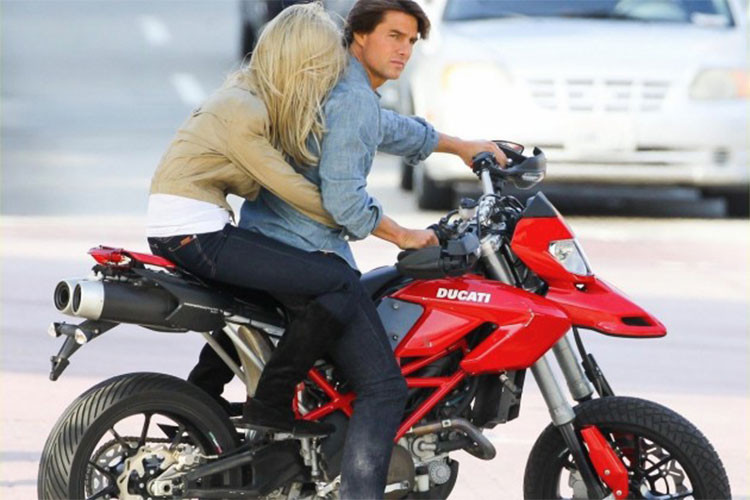 Chiếc xe môtô mà Tom Cruise sử dụng trong phim Knight and Day là Ducati Hypermotard đời 2009, chiếc xe mang kiểu dáng thiết kế cũ nhưng vẫn cực ngầu với ống xả đôi đặt ngay phía dưới của yên sau.