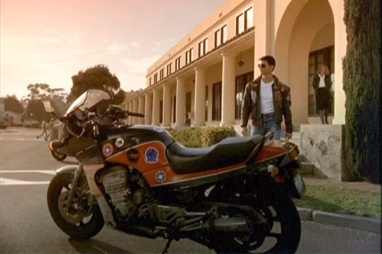 Một trong những bộ phim góp phần đánh bóng tên tuổi của Tom Cruise chính là Top Gun, công chiếu vào năm 1986. Trong bộ phim này, Tom Cruise đã có nhiều cảnh chạy xe môtô, sử dụng chiếc xe Kawasaki Ninja 900, hay còn gọi là Kawasaki GPZ900R, chiếc môtô thương mại nhanh nhất thế giới vào thời điểm đó.
