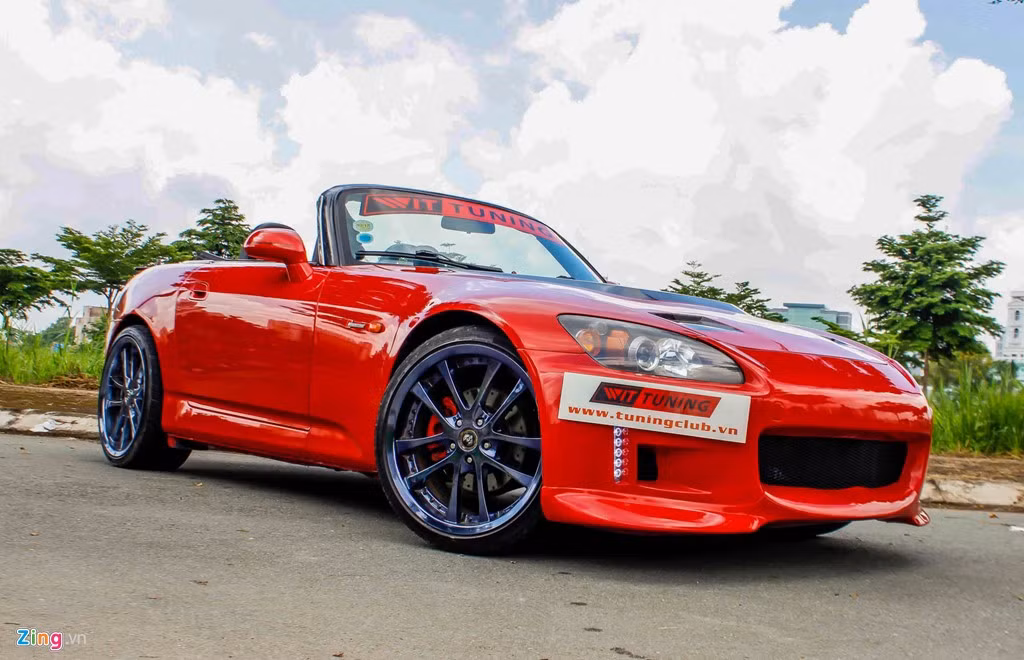 Có thể thấy hệ thống treo của xe đã được bổ sung các thanh giằng. Được biết, tổng chi phí gói độ khoảng 30.000 USD (gần 700 triệu đồng).