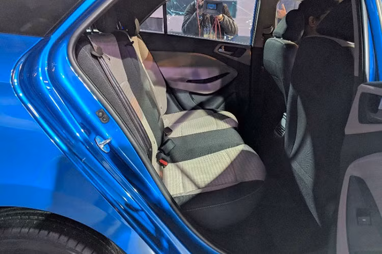 Đáng chú ý trên bản nâng cấp chính là hàng ghế thứ 2 được bổ sung thêm bệ tỳ tay cùng hộc để cốc cho hàng ghế sau và tùy chọn bệ tỳ tay trượt cho hàng ghế trước. Tiếp đến là hệ thống thông tin giải trí nâng cấp ít nút bấm vật lý hơn và hỗ trợ kết nối ứng dụng điện thoại Auto Link.