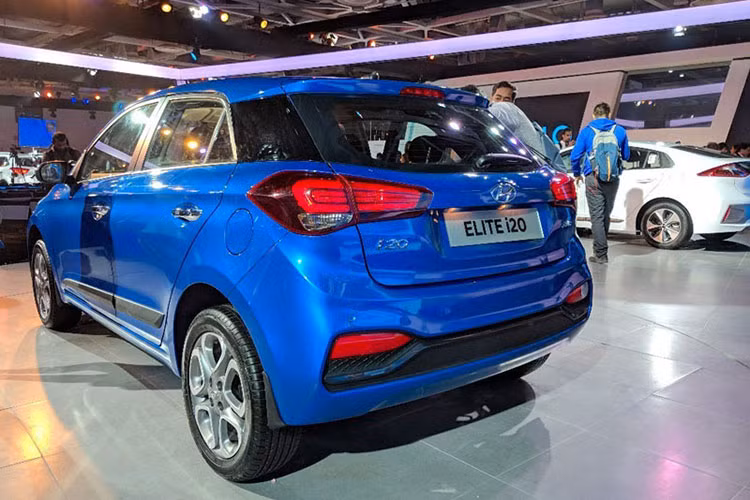 Bên cạnh thiết kế mới, hãng xe Hàn Quốc cũng sẽ cung cấp cho khách hàng hai màu ngoại thất mới là cam Passion Orange và đỏ Fiery Red. Bộ vành trang bị trên i20 2018 dạng đa chấu kích thước 16 inch làm bằng hợp kim sáng, thân xe với khu vực cánh cửa bổ sung ốp nhựa màu đen bắt mắt.