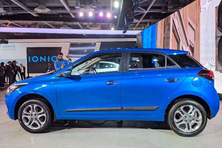 Xe sở hữu thiết kế nội - ngoại thất hoàn toàn mới và được các chuyên gia đánh giá là một đối thủ nặng ký trong phân khúc. mẫu hatchback cỡ nhỏ này cũng sẽ cạnh tranh với các đối thủ đang có mặt trên thị trường hiện nay như; Toyota Yaris, Ford Fiesta, KIA Rio và Mitsubishi Mirage...