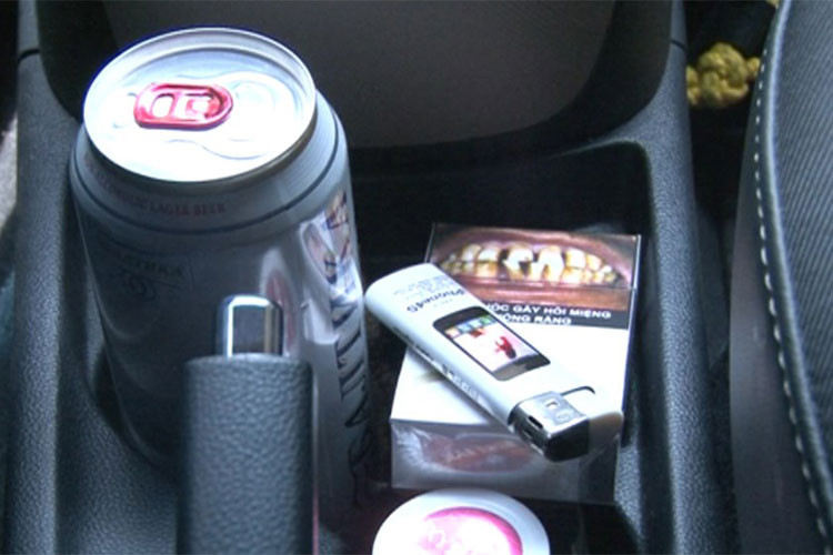 Nhiều người có thói quen để mỹ phẩm, thuốc men, thậm chí cả bật lửa và thuốc lá trong xe mà không biết rằng dưới tác động của ánh sáng mặt trời và nhiệt độ cao, tính chất của chúng sẽ thay đổi. Đặc biệt là các viên nhộng có lớp bọc nhựa hoặc hoặc hóa mỹ phẩm dạng chất lỏng sẽ dễ hỏng hơn những loại khác, bật lửa và nước có ga cũng có thể gây cháy nổ.