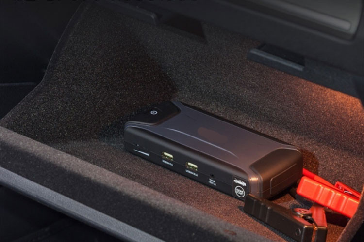 Nhiệt độ cao cũng khiến cho những cục pin sạc dự phòng, pin trong điện thoại nhanh lão hóa hơn thông thường thậm chí còn có thể gay cháy nổ nếu là pin không rõ nguồn gốc. Ngoài ra, ắc quy cũng sẽ nhanh hỏng hơn nếu như chiếc xe bị phơi nắng trong thời gian quá dài. Nó sẽ nhanh hết điện hơn bình thường và khiến cho việc khởi động xe khó khăn.