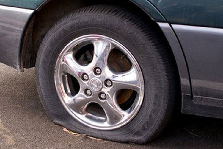 Chịu sự tác động của cả ánh sáng mặt trời lẫn nhiệt độ bốc lên từ mặt đường nhựa, vỏ xe sẽ dễ hỏng hơn bình thường khi thường xuyên để ngoài nắng nóng. Khi phải đậu dài ngày dưới ánh sáng và nhiệt độ cao, lốp có thể bị sấy khô, mất đi độ đàn hồi phù hợp và có thể phát nổ.