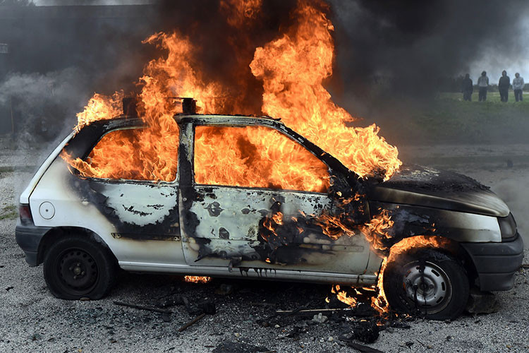 Chịu tác động của nhiệt độ cao trong thời gian quá lâu có thể khiến các vật dụng dạng nén khí bị nổ. Quen thuộc nhất là các lon nước ngọt có ga, bình chữa cháy, bật lửa. Ngoài ra, thực tế cho thấy các chai nước đựng trong lọ thủy tinh, nhựa trong cũng tiềm tàng nguy cơ gây cháy xe cao.