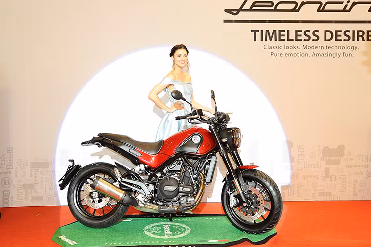 Benelli Leoncino 500 mới hiện đã có mặt tại các đại lý Benelli Việt Nam cùng giá bán đề xuất 148 triệu đồng (đã bao gồm VAT). Đây được xem là đối thủ cạnh tranh trực tiếp của mẫu xe cùng phân khúc Ducati Scrambler Sixty2 cũng đang bán ra chính hãng tại thị trường Việt Nam với mức giá khoảng 280 triệu đồng.