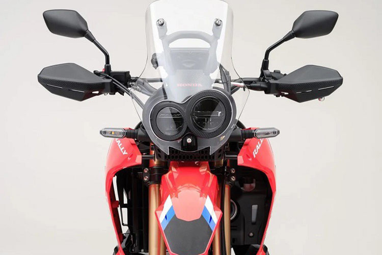 Một trong những cập nhật chính cho mẫu xe Honda CRF300 Rally 2025 là hệ thống quản lý nhiệt, giúp giảm lượng không khí nóng qua bộ tản nhiệt, đồng thời đáp ứng tiêu chuẩn Euro5+.