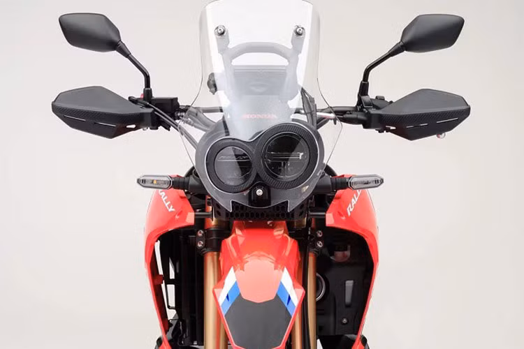 Một trong những cập nhật chính cho mẫu xe Honda CRF300 Rally 2025 là hệ thống quản lý nhiệt, giúp giảm lượng không khí nóng qua bộ tản nhiệt, đồng thời đáp ứng tiêu chuẩn Euro5+.