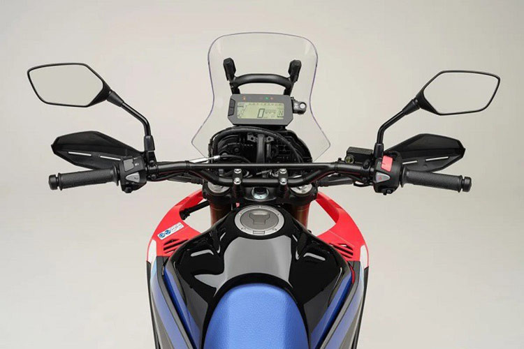 Các thành phần của khung gầm vẫn giữ nguyên, bao gồm khung thép, tay đòn bằng nhôm và khung dưới. Tuy nhiên, có sự cải tiến ở tay lái, giúp cải thiện độ ổn định và sự linh hoạt khi điều khiển.