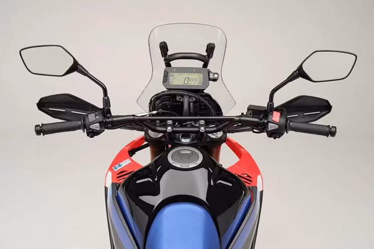 Các thành phần của khung gầm vẫn giữ nguyên, bao gồm khung thép, tay đòn bằng nhôm và khung dưới. Tuy nhiên, có sự cải tiến ở tay lái, giúp cải thiện độ ổn định và sự linh hoạt khi điều khiển.