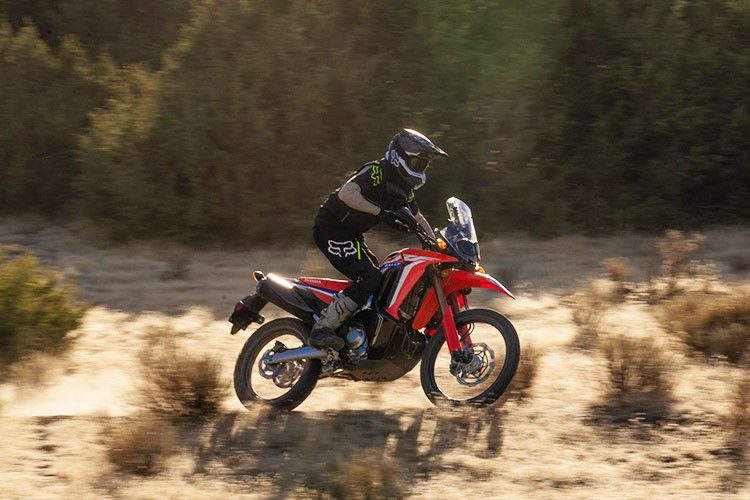 Xe có phanh đĩa trước đường kính 256mm với kẹp phanh 2 piston, phía sau là phanh đĩa 220mm kẹp phanh 1 piston và có ABS kênh đôi an toàn khi vận hành.