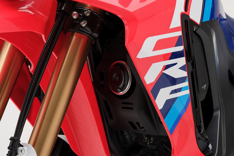 Cụm đồng hồ LCD mới cũng đã được tinh chỉnh và cung cấp đầy đủ các thông tin như vị trí vòng tua, quãng đường, mức tiêu thụ nhiên liệu...