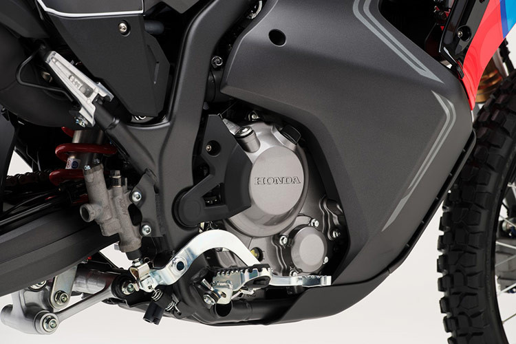 Mẫu cào cào mới nhà Honda cũng được trang bị giảm xóc trước hành trình ngược nhà Showa, phía sau là giảm xóc PRO-Link cao cấp tạo ổn định trên mọi hành trình.