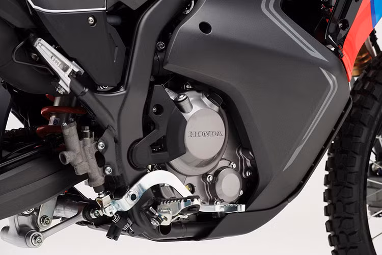 Mẫu cào cào mới nhà Honda cũng được trang bị giảm xóc trước hành trình ngược nhà Showa, phía sau là giảm xóc PRO-Link cao cấp tạo ổn định trên mọi hành trình.