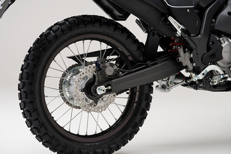 CRF300 Rally 2025 sử dụng khối động cơ xy lanh đơn dung tích 283cc loại DOHC làm mát bằng chất lỏng. Khối động cơ này sản sinh công suất tối đa là 26,9 mã lực ở vòng tua 8.500 vòng/phút và mô-men xoắn cực đại là 26 Nm tại 6.500 vòng/phút.