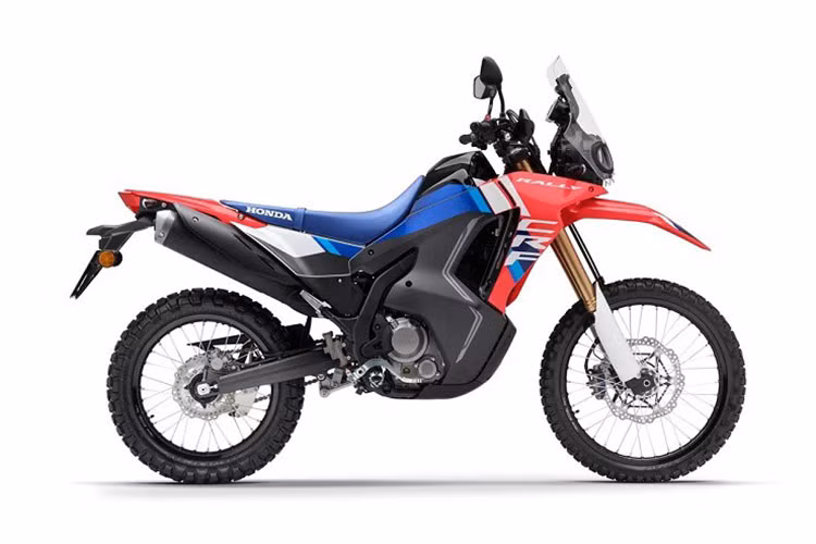 Các tính năng mới trên xe cào cào Honda CRF300 Rally 2025 mới bao gồm đèn xi-nhan LED, bổ sung cho bộ đèn pha LED đôi, cùng với một hệ thống làm mát cải tiến, giúp nâng cao hiệu suất của xe.